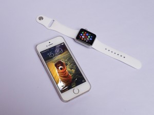 アップル「Apple Watch Sport 38mmシルバーアルミニウムケースとホワイトスポーツバンド」