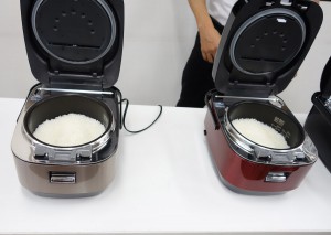 8月4日に発表された、日立アプライアンスの高級炊飯器「ふっくら御膳 RZ-WW3000M」の試食も