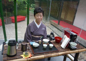 日本茶インストラクターが玉露の淹れ方を教えてくれるブースも。何度も温度計で湯温を測って大変そうでした……