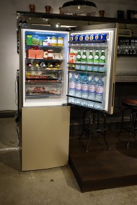 容量340Lの2ドア冷凍冷蔵庫「ミラネーゼ・ゴールド・アパッショナート」。冷蔵庫にはワインラックがあり、デザインもオシャレ