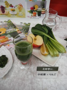 果物と野菜をミックスしたジュースももちろん作れます。リンゴを加えると葉物野菜も美味しく飲めます